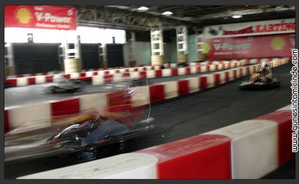 Hiç aklıma gelmeyen bir haftasonu geçirdim. Efendim fotoğraftaki kırmızı siluet bendeniz oluyorum. Bizim yeğenler "karting" denilen bu alana gidelim diye tutturunca çarpışan araba gibi bir yerlere gideceğimizi düşünmüştüm. Çok yanılmışım. İstanbul Karting'de F1 Ralli Heyecanı