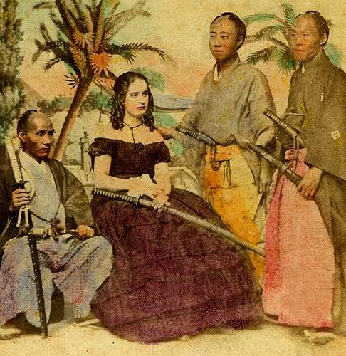 Samurayları biliyorsunuz. Onurun ve şerefin korkusuz kılıç ustaları, Japon tarihinin derebeylik zamanlarında bir efendiye bağlı kalarak gözüne kırpmadan ölüme giden savaşçılarıdır. Samuray 1860 yılında New York'lu Kadın Samuray