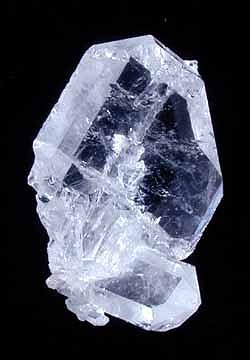 Kuartz'ın doğal kusursuz formu çok çekici. Buz gibi görüntüsündeki asalet takı olarak ve ruhani çalışmalar için kullanılmış çağlar boyu. Esas amacı, akılla yaratılmış belli imajları güçlendirmek, saklamak tekrarlamak, kayıt tutmak ve belli bir titreşimi düzenli olarak yayabilmek olarak ifade edilebilir. Kuartz | Kuvarz | Quartz Kristal