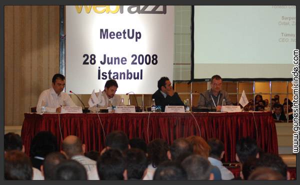 Bugünkü TechCrunch & Webrazzi MeetUp'ı da böyleydi. Çünkü konuşmacılar da dinleyiciler de tek kelimeyle Türkiye İnternetinin en önemli aktörleriydi. Konferanslar biz web yazarları için çoğunlukla bilinen konulardı. Ancak güzel olan, bildiğimiz konulara farklı açılımlar yapan ve öneriler getiren konuşmacılardı. TechCrunch & Webrazzi MeetUp Etkinliğindeydim