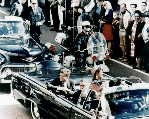 Romanın ismi, bir tarih. 22 Kasım 1963. Dünya tarihini değiştiren anlardan birisi. Amerika eski Başkanlarından John F. Kennedy‘nin Dallas’ta suikasta kurban gittiği günün tarihi. Stephen King bu sefer korku yazmıyor. Tarihi yeni bir gözle yazıyor. STEPHEN KING | 22/11/63 | Geçmiş İnatçıdır | 11.22.63 Dizi