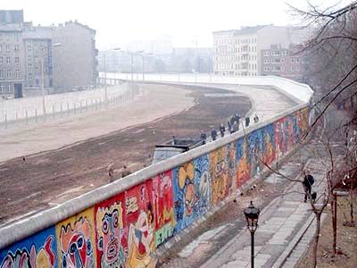 Berlinermauer Street Art – The Beauty That Blooms On The Walls – Street Art- 350 Paintings banksy, Blackhand, Corona, Ernest Zacharevic, Fra.Biancoshock, GAIA, google, Google Art, Google street art, Jean-Michel Basquiat, jr street art, Keith Haring, MTO, OakOak, P183, PEJAC, Peter Gibson, ROA, Sanat, Shepard Fairey, Sokak, street art, Ted