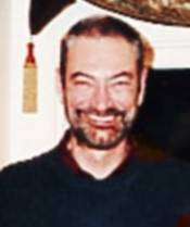 Jeff Winston 1988 yılında yaşarken kalp krizi ile ölür ve kendisini 25 sene öncesindeki bedeninde 1963'te bulur. Hayatını tekrar tekrar yaşayacak ve dünyayı tanıyacaktır. Sil Baştan,Ölüm,Kitap,Roman Sil Baştan | Ken Grimwood