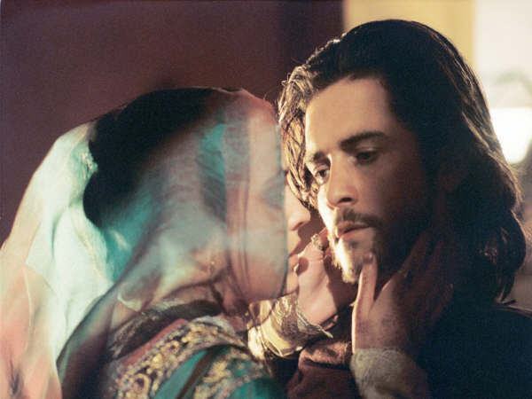 Filmin teması Kutsal Topraklar olarak görülen 3 semavi dinin de sahip olmak için binlerce yıldır savaştığı Kudus'e düzenlenen Haçlı Seferleri ve karşılarında savaşan Selahaddin Eyyubi. Cennetin Krallığı | Kingdom of Heaven