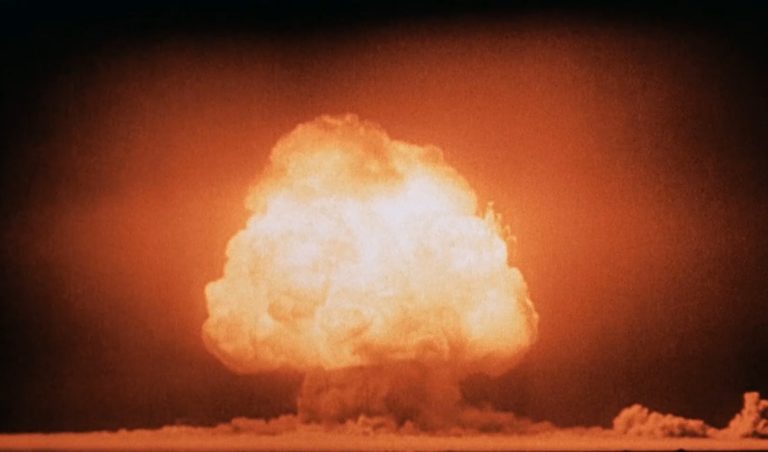 Manhattan Projesi'nin Trinity testi, bir nükleer cihazın ilk patlamasıydı.