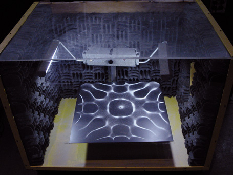 bigchladniplate002 Titreşimlerin sırlarını anlatan enteresan şekiller, bilimsel gerçekler, heyecan veren videolar. Cymatik bilimi size gündelik dünyayı yeni bir gözle sunacak... Cymatics Nedir?,Chadlani,Ses,Vibrasyon,Şifa Cymatics Nedir? | Saymatiks Sesten Şekle | Şeklin Sırrı