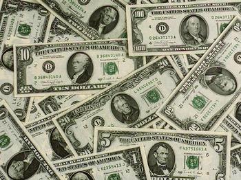 Evet... Internetin eski müdavimlerindeyim meslekte 16. yıl. İlk gününden beri bir sürü sahte e-mail aldım. Ama bu kadarına pes. Kısaca Batı-Afrikalı bir avukat müşterisi elim bir trafik kazasında kızıyla birlikte vefat edince - burada tam sokağa kadar ve tarihle olayı anlatıyor- adam mirasçılarını aramaya başlıyor. Tam 2 sene arayıp bulamıyor. Sonunda Internet'ten bana ulaşıyor. Ardından mesaj çekiyor. Telefonunu vs. veriyor. Hesapta tam 5.2 milyon dolar varmış. Soyadım benzediği için resmi belgeleri verebilirsem bana transfer etmeyi deneyeceğini söylüyor." Siz ne cevap verirsiniz bilmem. Benim cevabım nacizane İngilizcem ile şöyle oldu: "Sayın Bayım üzülerek belirteyim müşterinizi tanımıyorum. 5.2 milyon dolar büyük para ancak istemiyorum. Ben bir öğretmenim çalışıyorum ve aldığım maaş çok değil ama beni ve ailemi geçindirmeye yeter. Ancak aradığınız kişiyi bulmak son derece zor çünkü ülkemizde çok rastlanan bir soyisim bu. Tanrı müşterinizin ve kızının ruhunu kutsasın saygılarımla." 5.2 Milyon Dolar Mirasa Konabilmiş Olabilir miyim ?