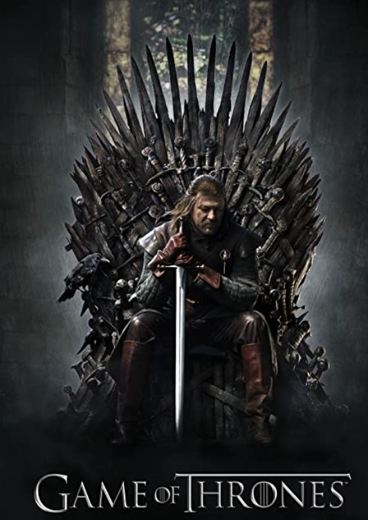 Game of Thrones'un ilk sezonu, çeşitli soylu aileleri ve Westeros'un Yedi Krallığı'nın kontrolü için verdikleri siyasi mücadeleleri tanıtıyor. Sezon, Kralın Eli Jon Arryn'in ölümü ve Kışyarı lordu Eddard Stark'ın Kral Toprakları'na gelişiyle başlar. Eski dostu Kral Robert Baratheon, Eddard'dan yeni Kral Eli olarak hizmet etmesini ister. Game of Thrones Game of Thrones Serisinin Özeti - Spoiler