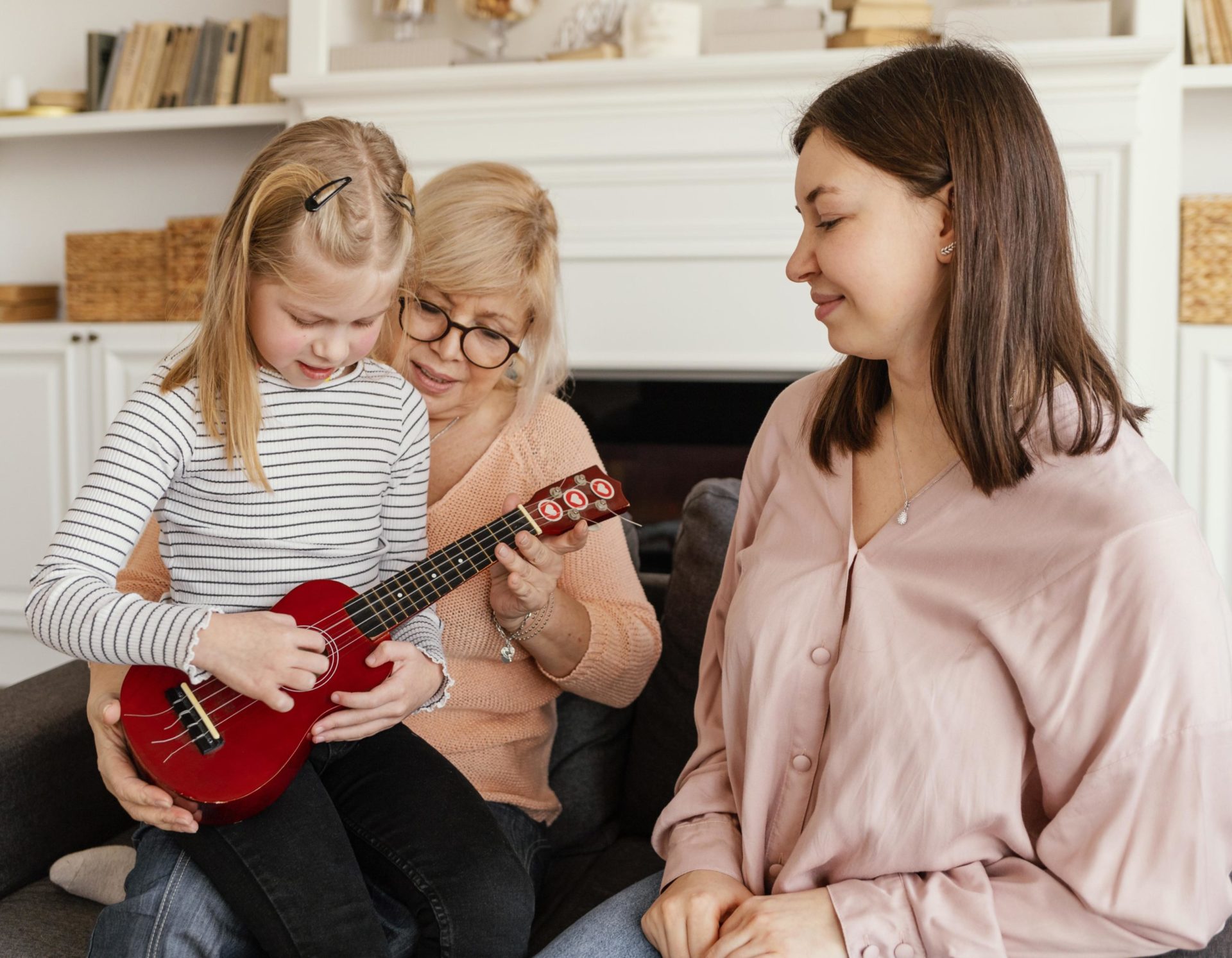 Ebeveynlerin en sık tercih ettiği müzik aletleri arasındaki gitarlar en ufak yaştaki çocuklar için dahi uygundur. Faydalı bir gitar kursu bulmak için ufak bir araştırma yapmanız gerekebilir. Gitara başlamak için alt sınır yaşının ise 4 ile 5 olduğu bilinmektedir. Ancak bu aralık 8 ile 9 yaşına kadar ilerleyebilir. Bu yaş sınırlarının sembolik rakamlar ve alt sınır olduğu ise unutulmamalıdır. Doğru enstrüman seçimi ve eğitim ile beraber her çocuk başarılı olabilir. Gitar Kursu,Kurs,Piyano,Gitar,Eğitim Çocuğunuz için En Doğru Müzik Aleti Hangisidir?