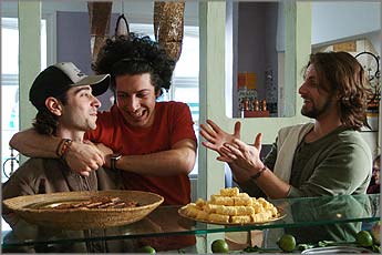 Almanya'daki Türk gençlerinin hayatına bir kesit atarken aslında Kung fu, büyümek, evlenmek, bir çocuk sahibi olmak ve kültürel farklılıklar gayet güzel karikatürüze edilmiş şekilde karşımıza geliyor. Kebab Connection / Kebap, Kung-Fu Ve Bir Bebek