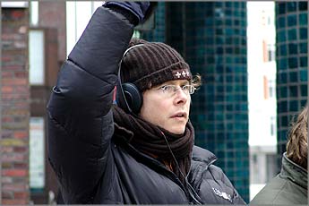 Almanya'daki Türk gençlerinin hayatına bir kesit atarken aslında Kung fu, büyümek, evlenmek, bir çocuk sahibi olmak ve kültürel farklılıklar gayet güzel karikatürüze edilmiş şekilde karşımıza geliyor. Kebab Connection / Kebap, Kung-Fu Ve Bir Bebek