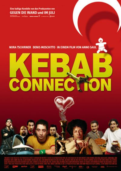 Almanya'daki Türk gençlerinin hayatına bir kesit atarken aslında Kung fu, büyümek, evlenmek, bir çocuk sahibi olmak ve kültürel farklılıklar gayet güzel karikatürüze edilmiş şekilde karşımıza geliyor. Kebab Connection / Kebap, Kung-Fu Ve Bir Bebek