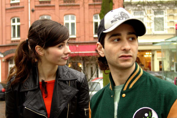 Almanya'daki Türk gençlerinin hayatına bir kesit atarken aslında Kung fu, büyümek, evlenmek, bir çocuk sahibi olmak ve kültürel farklılıklar gayet güzel karikatürüze edilmiş şekilde karşımıza geliyor. Kebab Connection / Kebap, Kung-Fu Ve Bir Bebek