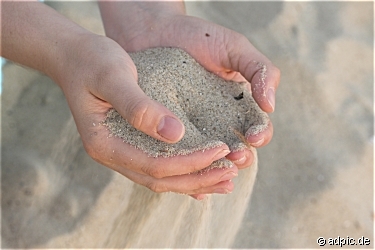 Bir zerre, bir kum tanesiyim / Aşkın sonsuzluğunda, / Bir gülüş, bir bakış, bir heves / Bir kaybolup, bir beliren yüzlerden biriyim / Hayat sahnesinde 1,2,3,4...Sonsuzlukta bir Zerreyim