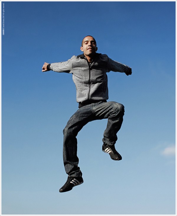 Günümüzde obez bir kiloyla dolaşmaktan daha utanç verici bir şey varsa, mutsuz bir suratla gezmek oluverdi birdenbire! Mutluluk rüzgarına kapılmış geniş gülümsemeler, her şeyin yolunda ve programında gittiğini gösteren o güven verici bakışlar ve pozitif olmanın, harika elektrik yaymanın mecburen geldiği günler. Mutsuz Olmak Yasaktır! Mutluluğa Giriş - 101