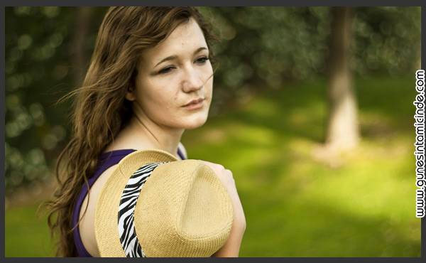 Günümüzde obez bir kiloyla dolaşmaktan daha utanç verici bir şey varsa, mutsuz bir suratla gezmek oluverdi birdenbire! Mutluluk rüzgarına kapılmış geniş gülümsemeler, her şeyin yolunda ve programında gittiğini gösteren o güven verici bakışlar ve pozitif olmanın, harika elektrik yaymanın mecburen geldiği günler. Mutsuz Olmak Yasaktır! Mutluluğa Giriş - 101