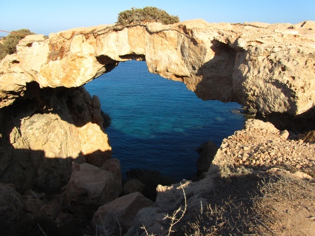 Kendine ait bir ada kültürüne sahip olan Kıbrıs’ı ziyaret etmeyi düşünen tatilcilere, en az bir haftayı bu güzel Akdeniz adasına ayırmalarını tavsiye ediyoruz. Kıbrıs hotel ve gezilecek yerler bakımından oldukça şanslı. Derin bir tarihi de bünyesinde barındıran bu şirin adaya Türkiye’den uçakla ve Mersin’den Kıbrıs feribot seferleriyle ulaşım mümkün. Sizler de bu yıl artık yavru vatanı ziyaret etme zamanı geldi diyorsanız işte size Kıbrıs’a gitmek için 6 neden. Touristica - Kıbrıs Touristica - Kıbrıs’a Gitmek İçin 6 Neden