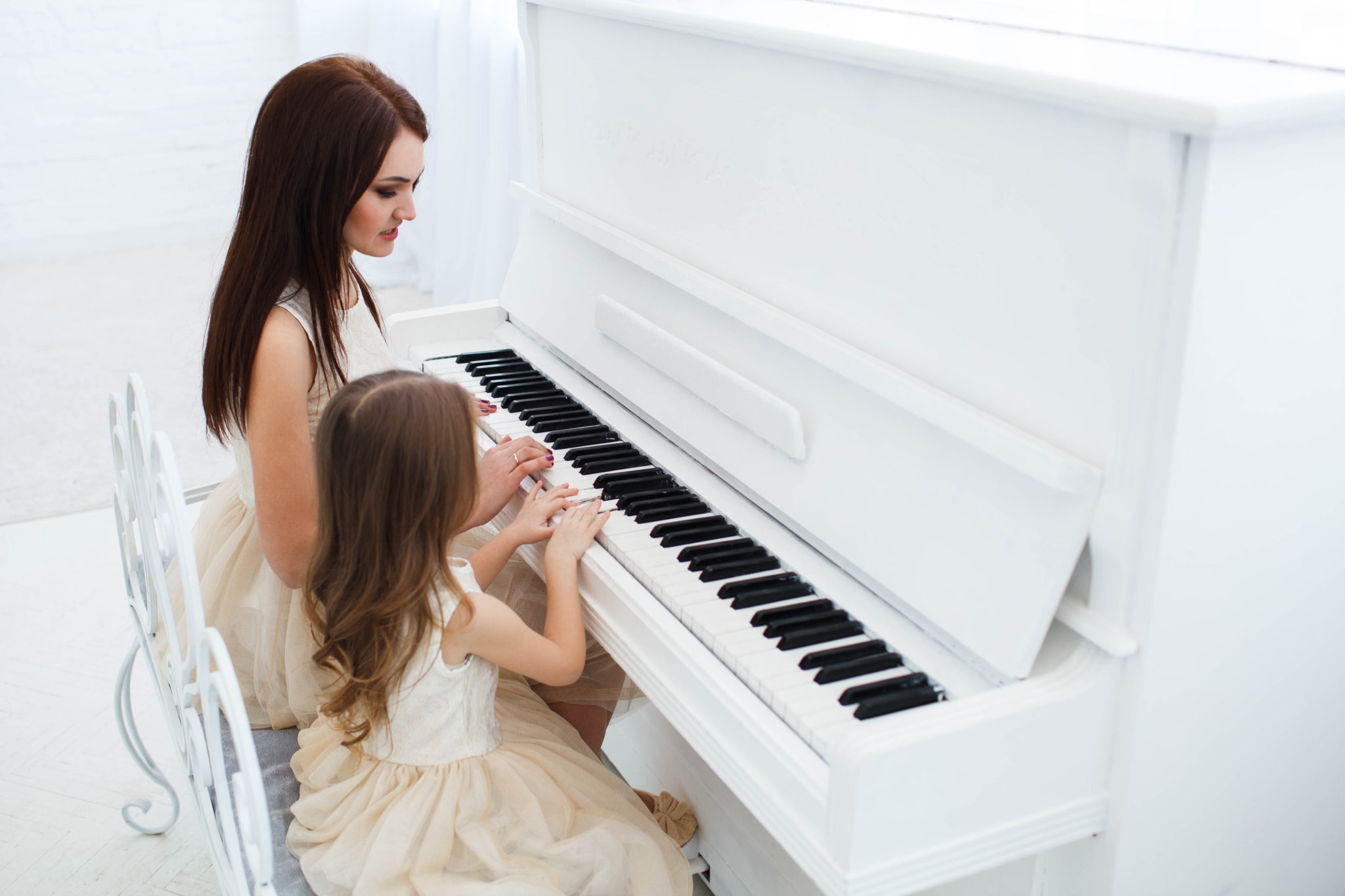 5 my friend play the piano. Фортепиано. Пианино для девочек. Ребенок за фортепиано. Ребенок за пианино.