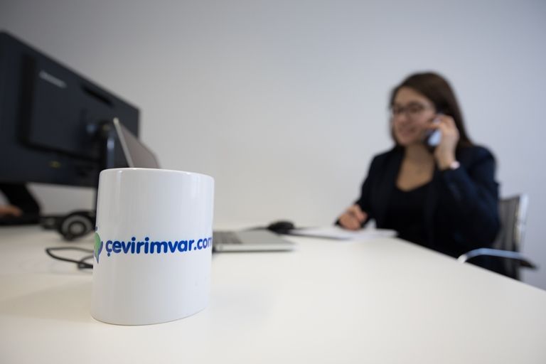 Tercüme sektörü gün geçtikçe gelişmekte ve hayatımızın daha da içine girmektedir. Hem dünya çapında hem de Türkiye içinde tercüme çok büyük önem taşımaktadır. Farklı dilleri konuşan insanlarla sağlıklı ve sağlam bir iletişim için tercüme çok büyük önem taşımaktadır. Profesyonel bir tercüme bürosu ve alanında uzman tercümanlarla çalışmaya dikkat etmek gerekir. Tercüman sayısının artması ve tercüme bürolarının yayılması ile tercüme bürosu seçimi yaparken dikkat etmek gerekmektedir. Çevirimvar online tercüme bürosu gibi pozitif müşteri yorumları olan ve ISO sertifikası gibi güvenilir sertifikalara sahip tercüme büroları ile çalışmak haksızlığa uğramanızı önleyecektir. Çeviri Yaygın Tercüme Alanları - Çevirimvar.com
